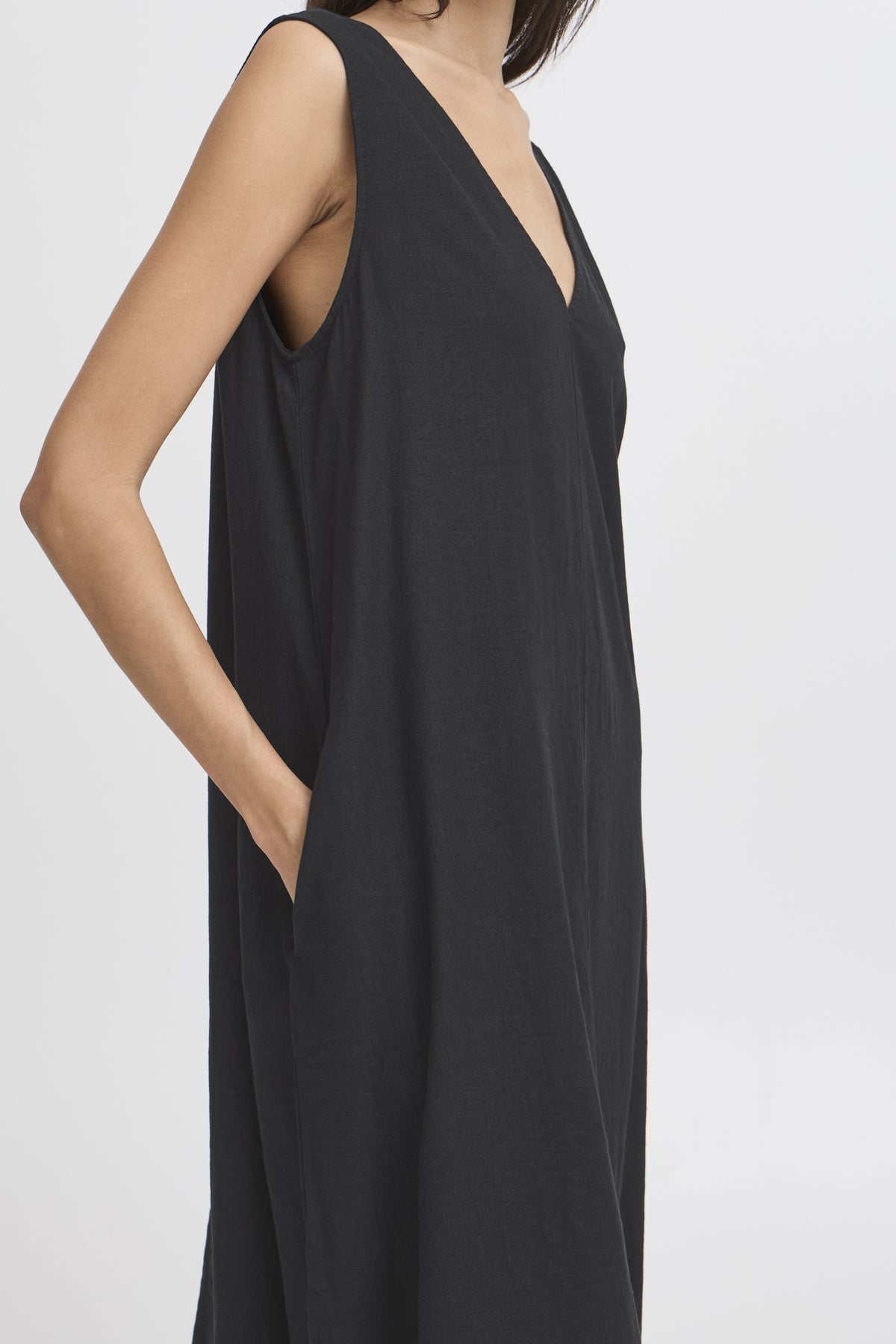 B YOUNG BYFALAKKA V SLEEVELESS DRESS