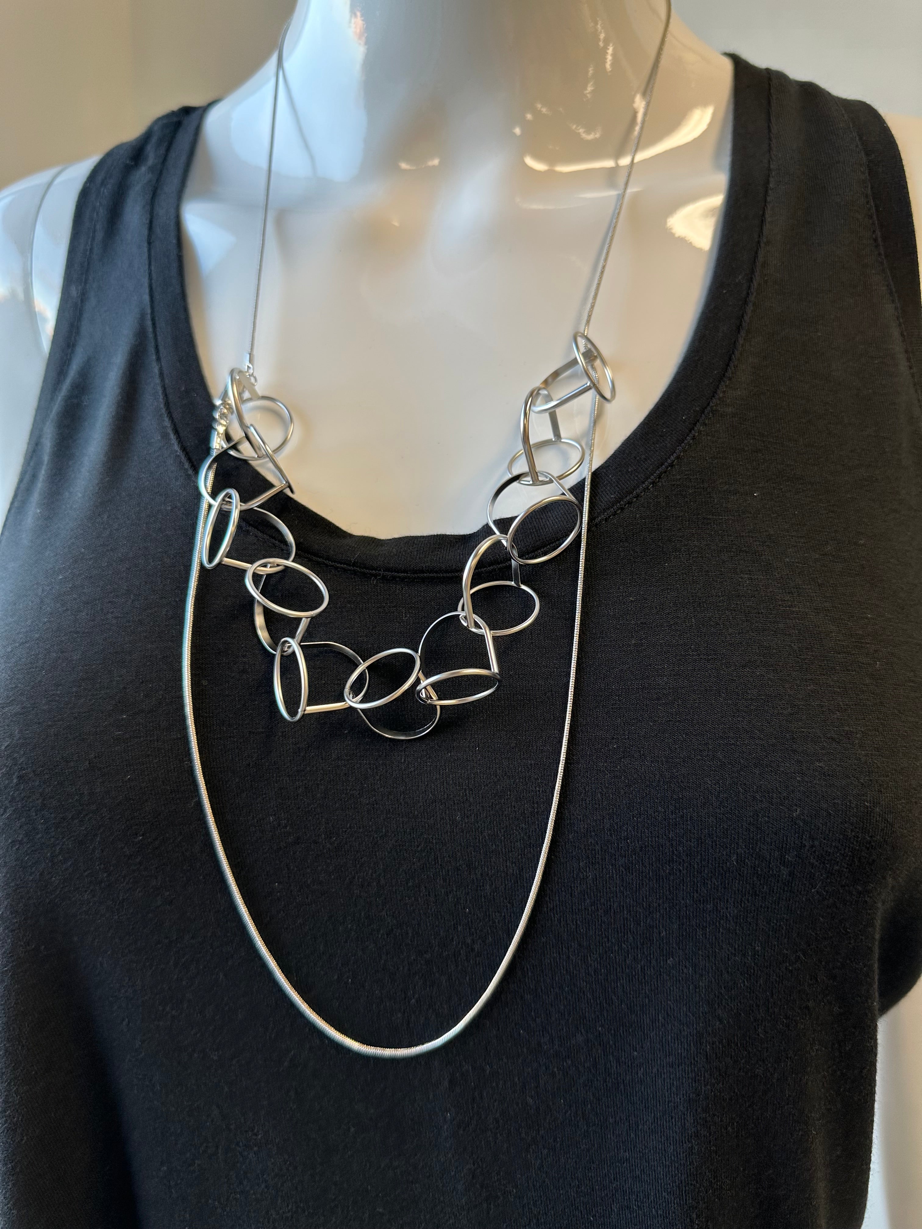 PURSUITS LOOPS NECKLACE