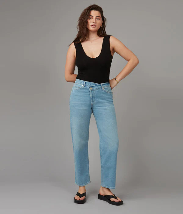 LOLA JEANS HIGH RISE CROSSOVER BAKER JEANS