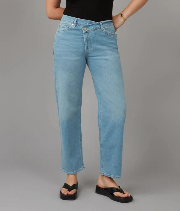 LOLA JEANS HIGH RISE CROSSOVER BAKER JEANS