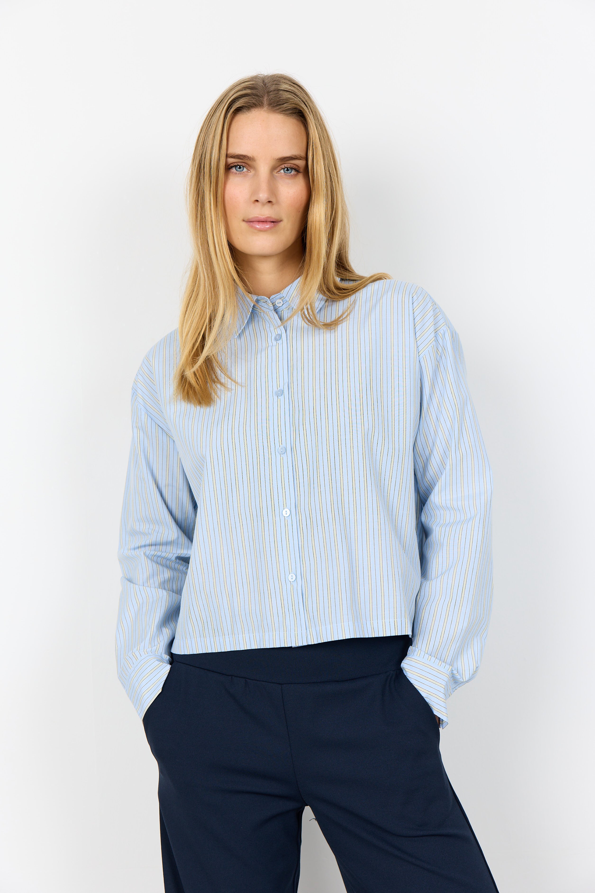 Modelo Button Up SOYA CONCEPT CASSY BUTTON UP SHIRT – Must Have Pockets